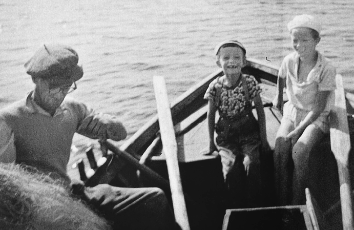 Brännskär. Barnen Pia och Janne växte upp och ingendera såg någon möjlighet att längre kunna fortsätta att vara bosatt året runt på Brännskär eller att få sin utkomst som fiskare.
