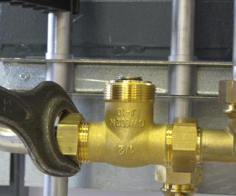 10.6 Byte av ventil varmvatten 1. Stäng avstängningsventilerna för primär tillopp och primär retur. 2. Skruva loss ställdonet från ventilen (Bild 48). 3. Lossa ventilen med en fast nyckel (Bild 49).