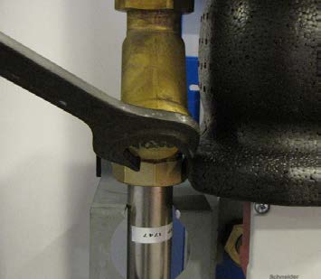 Tryck försiktigt på ventilens styrtapp (Bild 31) och kontrollera ventilens slag och återfjädring. OBS! Ventilen kan vara mycket varm. Bild 31 B. Varmvatten är för varmt B.