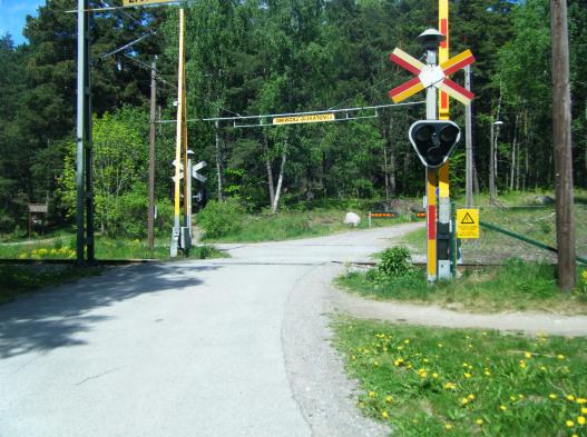 8(24) Bild 3 och 4. Passage under E18 (t.v.), källa: MKB Hägernäs-Ullna kvarnväg, SLL. Plankorsning vid Flygstigen (t.h.), källa Täby kommun.