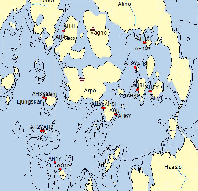 med sand. Hårsärv (Zannichellia sp.) var ungefär lika vanlig på sand som gyttja (15 %). Lokaler med högst tätheter låg i sunden mellan Vagnö/Arpö och Slädö/ Arpö samt norr om Kvalmsö.