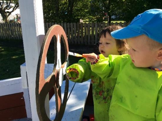 Redovisning Gröna skolgårdar I augusti 2015 flyttade Tofsvipan till nya lokaler och efter ett år på plats kände vi att gårdarna var i behov av ett lyft för att skapa lekmöjligheter, naturupplevelser