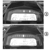EPS systemet EPS indikator på instrumentpanelen lyser när EPS-systemet (1) är anslutet till fordonet.