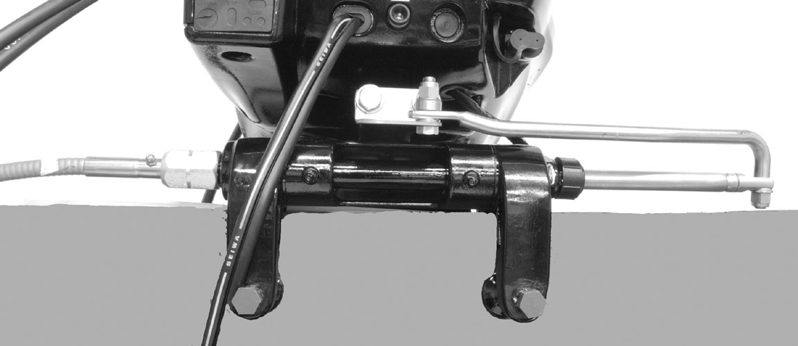 ALLMÄN INFORMATION Meddelnde ngående fjärrstyrning Styrlänkstget som förbinder styrkbeln med motorn måste fästs med självlåsnde muttrr.