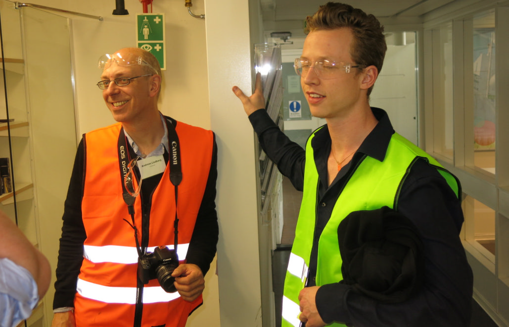 Sida 20 av 31 3.1.1 Materialtekniskt laboratorium En av stationerna på rundvandringen var ett besök på Valmets materialtekniska laboratorium.