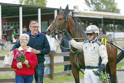 NYHETER 160921 Magnus passerade sju miljoner Vid gårdagens tävlingar på Örebrotravet tog Magnus Jakobsson en seger. Han passerade dessutom sju miljoner kronor inkört för året.