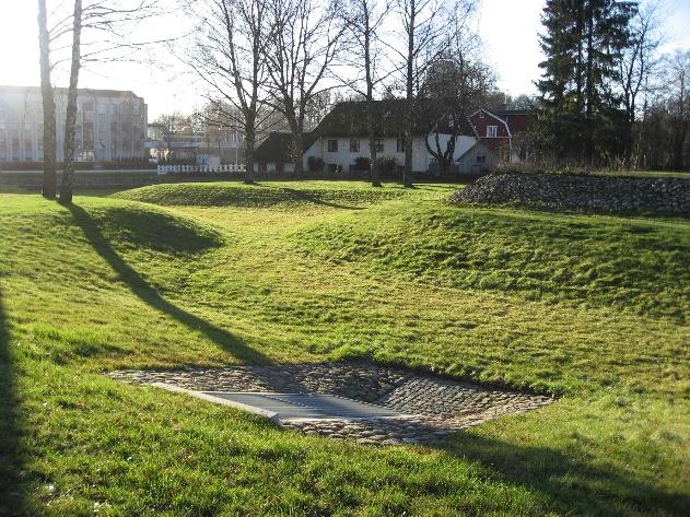 Figur 17. Exempel på planerad översvämningsyta (mångfunktionell yta) i Helsingborg. Gräsytan är skålad och har kupolbrunn. Foto: Sven Bengtsson, NSVA. Figur 18.