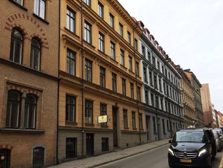 Sida 5 (9) Flygbild där den aktuella fastigheten är markerad med en pil Fastigheten är markerad som gul på stadsmuseets klassificeringskarta vilket innebär att byggnaden har ett stadsbildsmässigt