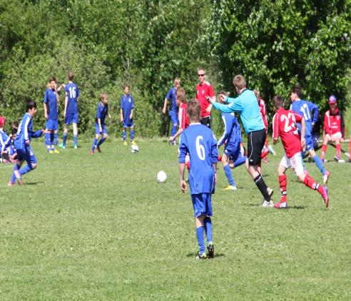 Spelplan Ålder Spelform Boll Matchtid Yta Målstorlek 10 år 7 mot 7 4 3 x 15 min 50 x 30-35 m 5 x 2 m 11 år, Div 4 7 mot 7 4 3 x 20 min 50 x 30-35 m 5 x 2 m Den rekommenderade planstorleken för en