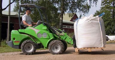 jordbruket AVANT 500 ännu mer mångsidig Kraft och egenskaper i den nya AVANT 500- serien räcker till nästan alla gårdens jobb: Ensilageutfodring Storbalshantering