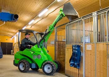 AVANT häststalltraktor Mångsysslare för häststall Under många år har AVANT samarbetat med häststallar och hästproducenter. AVANT tillsammans med speciella redskap passar mycket väl för häststallar.