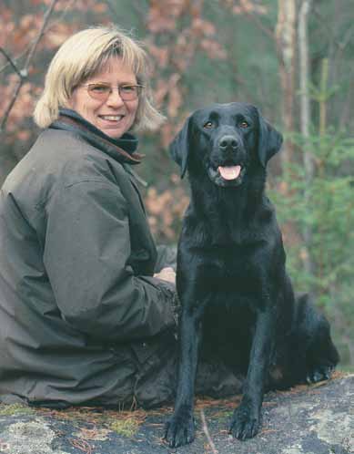 Nord JCh Searover Flame, här med vinnande apport när hon vann Europacupen för retriever 2001. Foto Jörgen Norrblom. mest insatta vet precis undan vilka tikar de vill ha en valp.