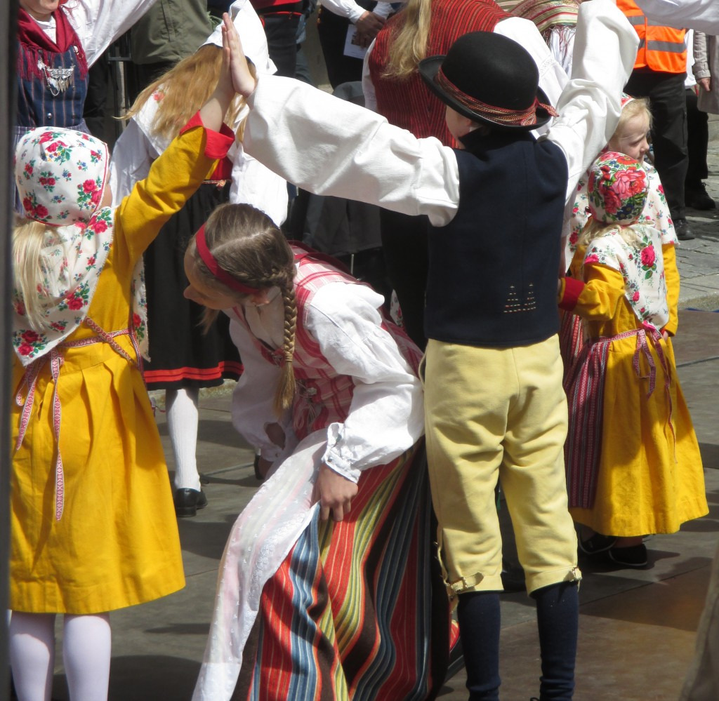 Söndagen den 22 maj är det dags att fira Folkdansringens dag 2016. Platsen är traditionellt Stortorget i Gamla stan.
