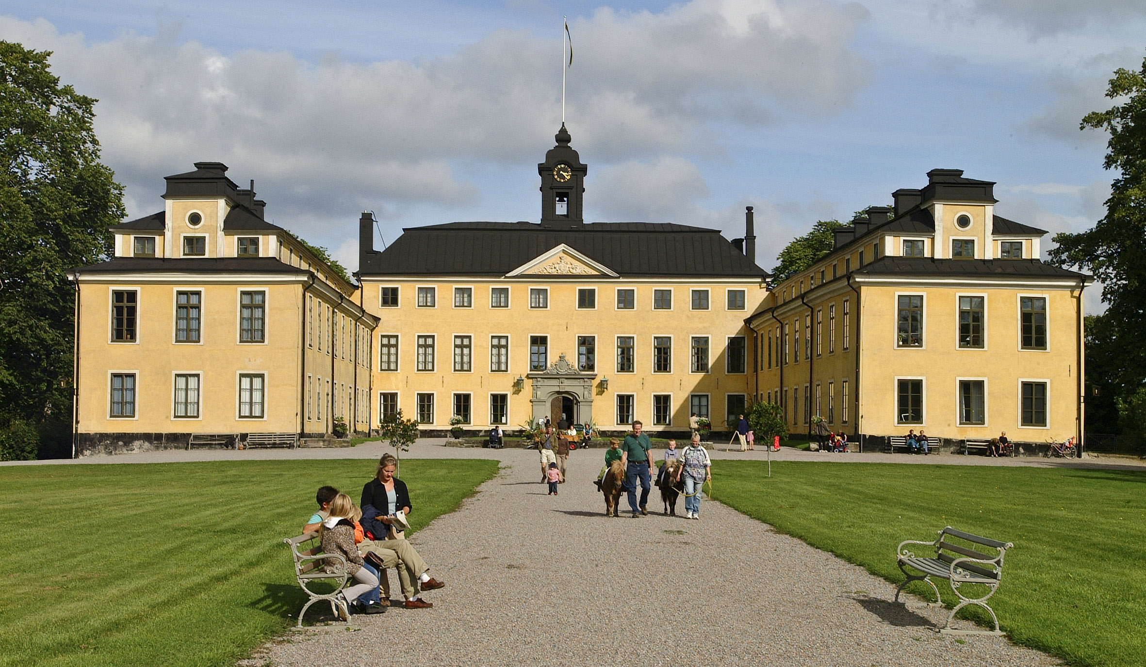 Anhörigstöd Dagsutflykt till Ulriksdals slott Du som tar hand om eller hjälper en närstående kan själv behöva en stund av egen tid för återhämtning och avkoppling Ulriksdals slott är beläget i