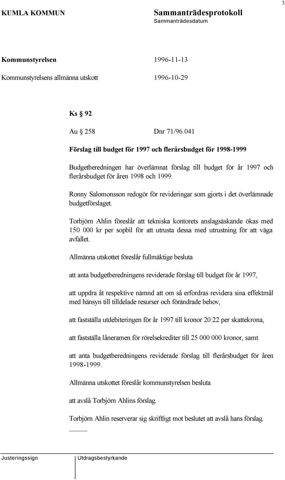 Ronny Salomonsson redogör för revideringar som gjorts i det överlämnade budgetförslaget.