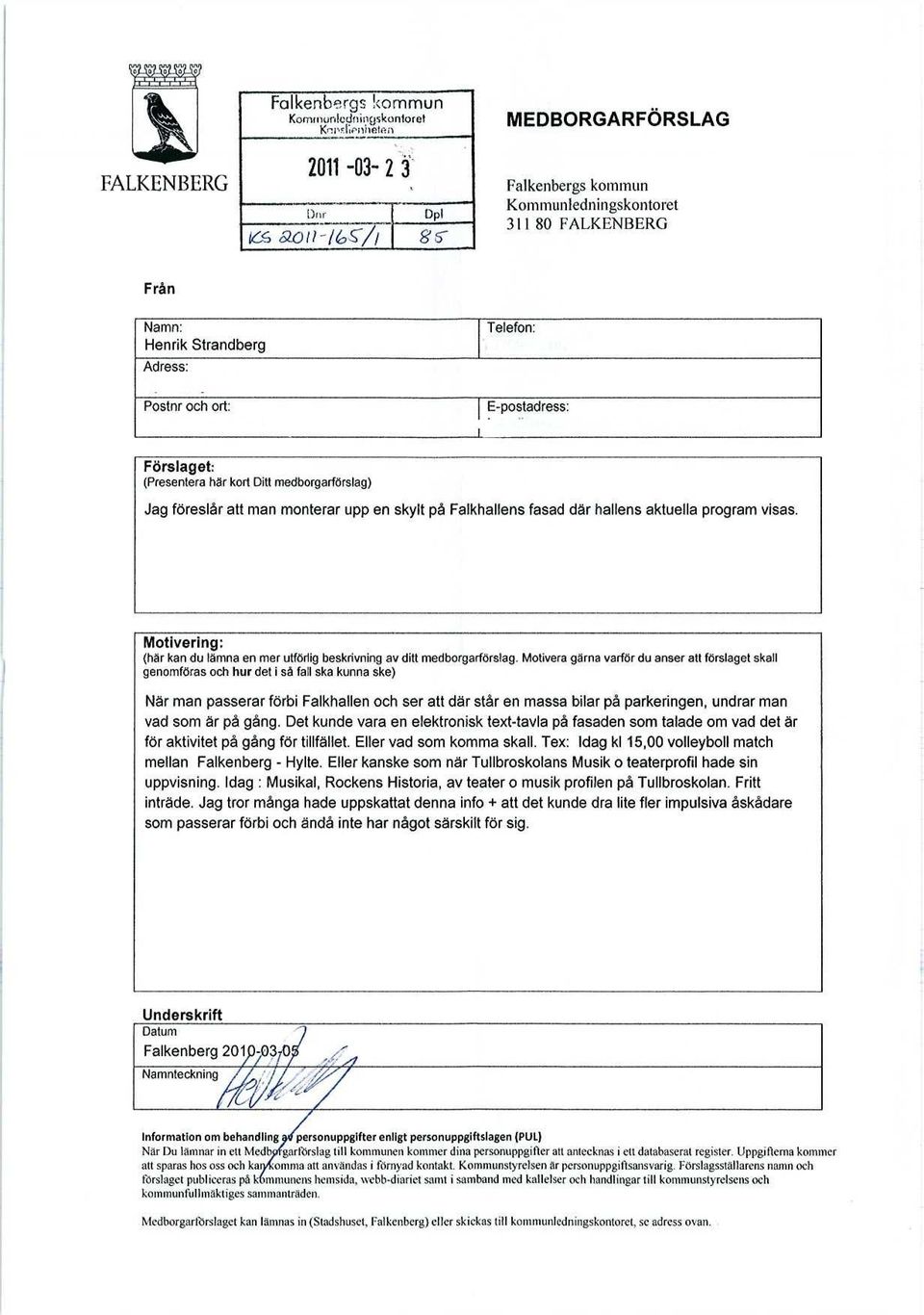 monterar upp en skylt på Falkhallens fasad där hallens aktuella program visas. Motivering: (här kan du lämna en mer utförlig beskrivning av ditt medborgarförslag.