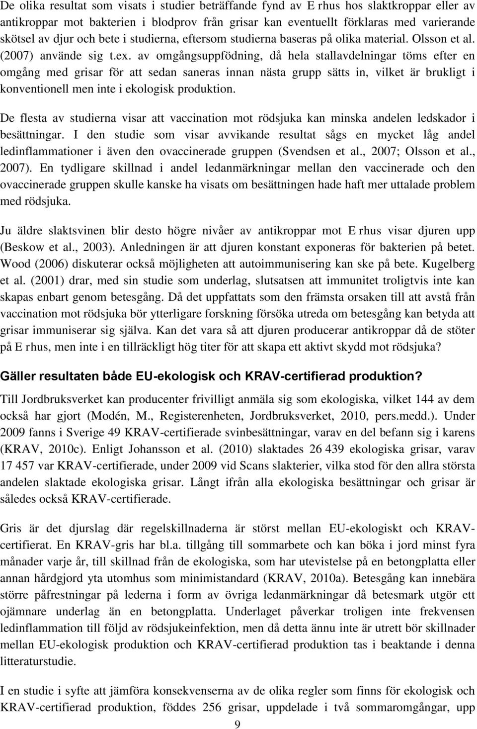 av omgångsuppfödning, då hela stallavdelningar töms efter en omgång med grisar för att sedan saneras innan nästa grupp sätts in, vilket är brukligt i konventionell men inte i ekologisk produktion.