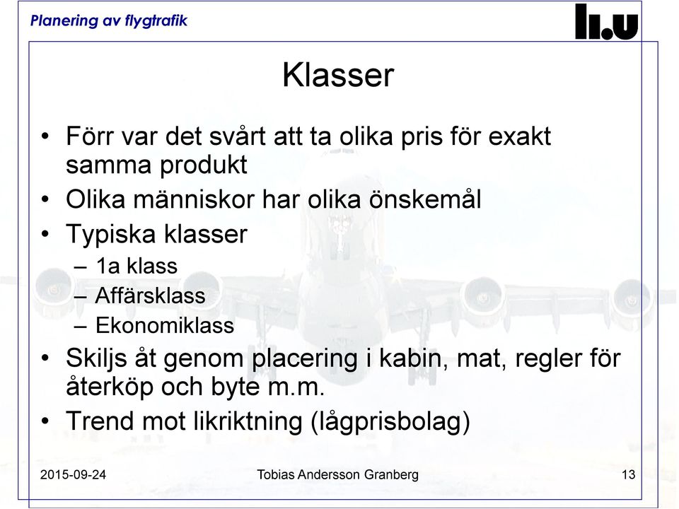 Ekonomiklass Skiljs åt genom placering i kabin, mat, regler för återköp och