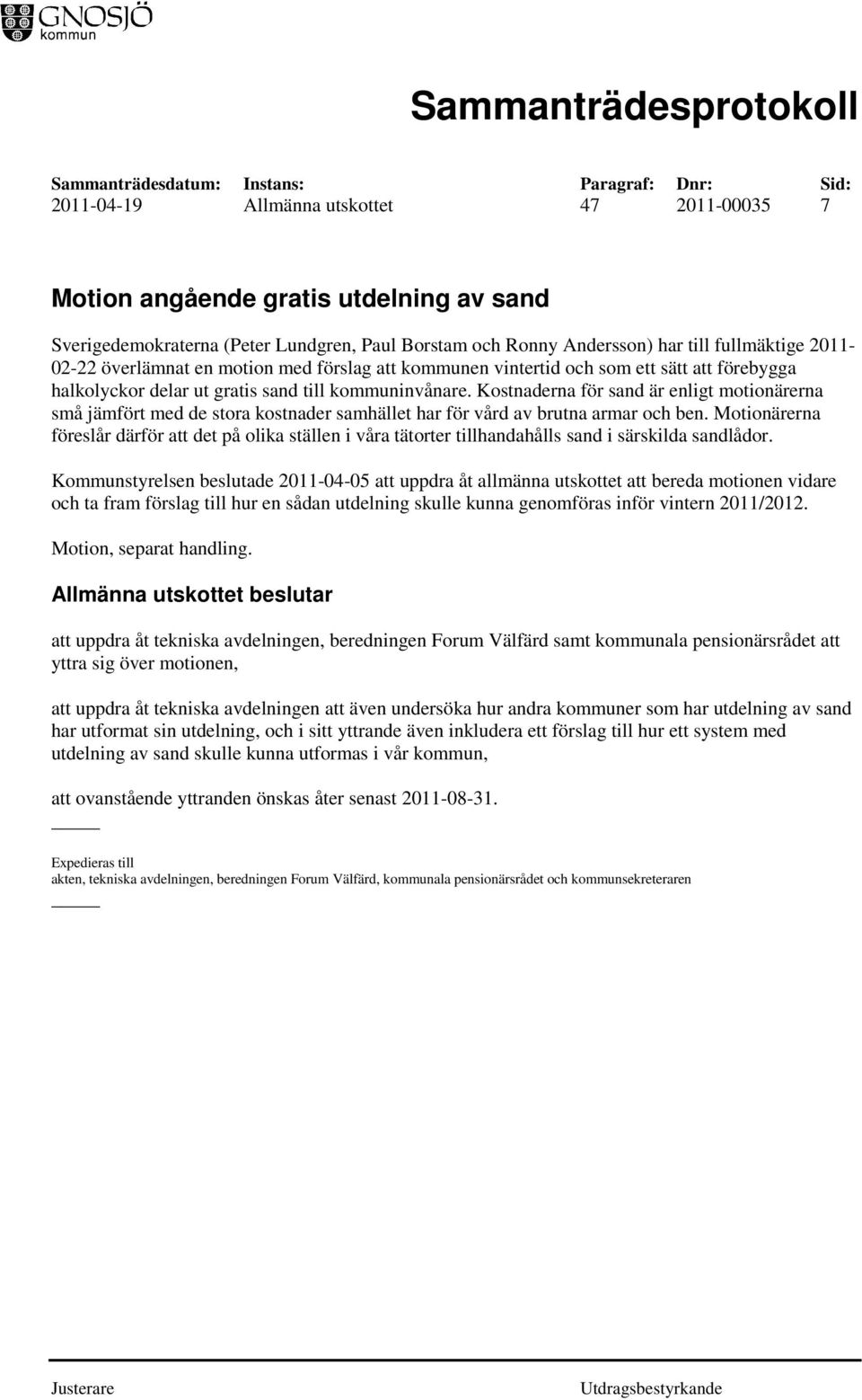 Kostnaderna för sand är enligt motionärerna små jämfört med de stora kostnader samhället har för vård av brutna armar och ben.