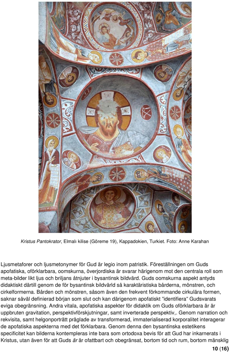 Guds oomskurna aspekt antyds didaktiskt därtill genom de för bysantinsk bildvärld så karaktäristiska bårderna, mönstren, och cirkelformerna.