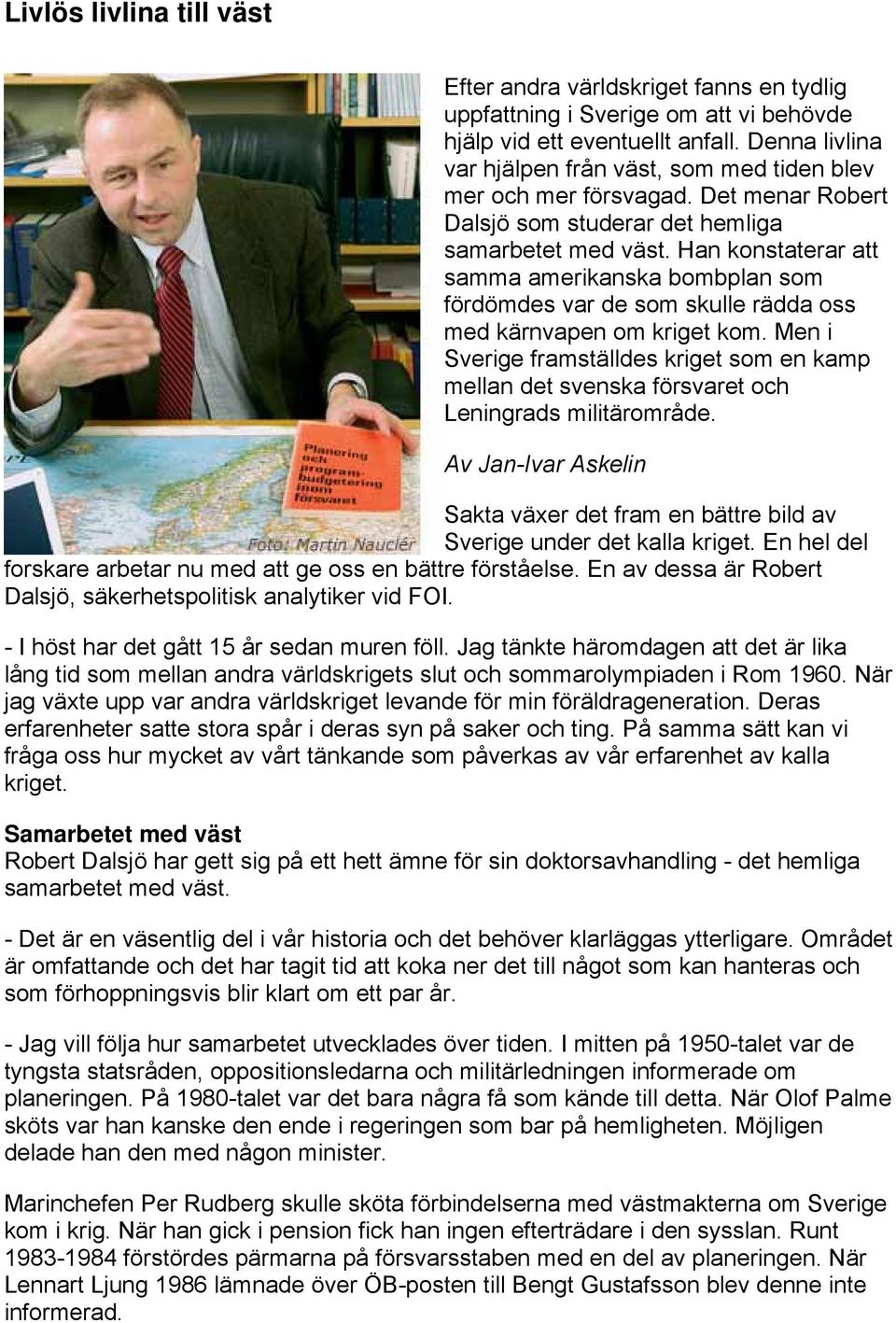 Han konstaterar att samma amerikanska bombplan som fördömdes var de som skulle rädda oss med kärnvapen om kriget kom.