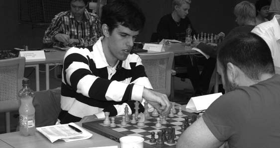 FOTO: Niklas Sidmar Peter Vas 18 Tc7 19.d4 Lf5 Ett drag som förlorar direkt. Men att behöva spela enda draget 19 Td7 är förstås inget man vill göra med tanke på att tornet precis kom därifrån. 20.