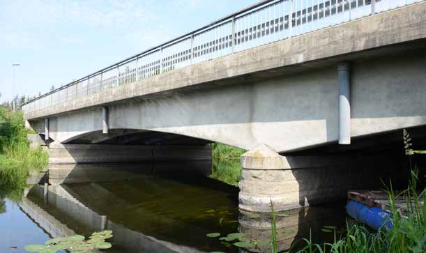 12-54-1 Bro över Kävlingeån Getingebron) 1 km nv Gårdstånga kyrka Behagfullt votade balkar med små nätta naturstensstöd på brodelen från 1931.