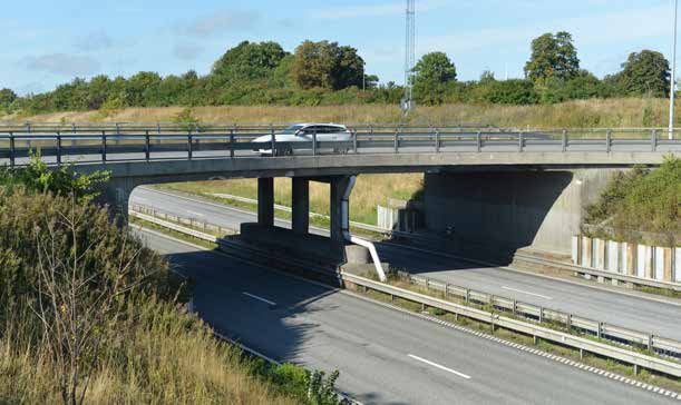 12-375-1 Bro över väg vid tpl Lund s södra delen) Viadukten har kvar sina ursprungliga drag även om en hel del är förändrat sedan uppförandet 1953.