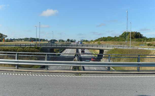 En bild tagen från den norra viadukten mot söder. Båda konstruktionerna ingår som var sitt segment i den cirkulationsplats som bildar södra trafikplatsen vid Lund.