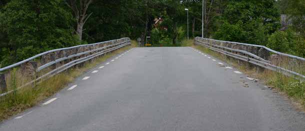 Raderna av granitgardister som ramar in brobanan är karaktäristiska för bron och är mycket viktiga för upplevelsen av miljön.