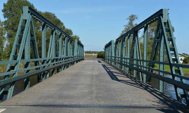 Fackverkets diagonaler och vertikaler bildar ett intrikat bärverk som är mycket påtagligt vid passage över bron. Slitskiktet vilar på tvärbjälkar och träplank.