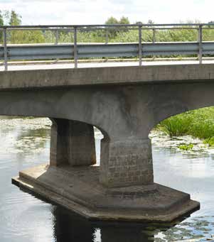 12-66-1 Bro över Kävlingeån vid Flyinge I det flacka landskapet får bron ett upphöjt läge, vilket gör att den kan observeras på långt håll.