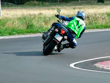 För att öka känslan för vad motorcykeln gör skall föraren vara avslappnad i axlar, armar och händer och förankra sig i motorcykeln med ben och höftmuskulatur.
