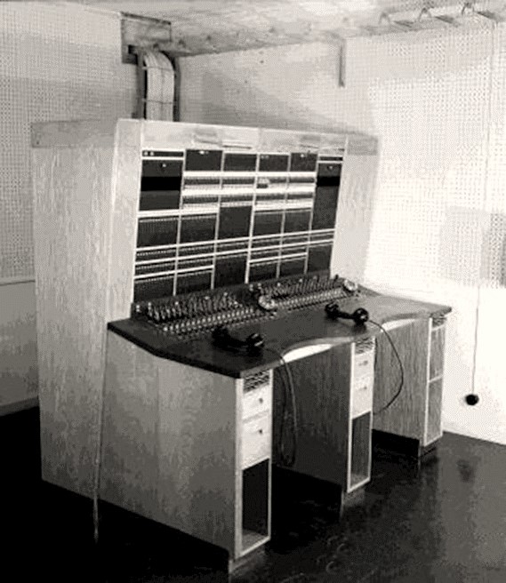 CB-system Den tekniska utvecklingen innebar att telefonsystem baserade på CB-teknik (Centralbatteri) introducerades. Strömförsörjningen av de enskilda abonnenterna skedde nu via abonnentledningen.