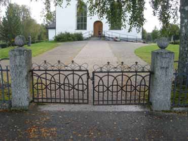 KYRKOGÅRDENS ÖVERGRIPANDE STRUKTUR Bjuråkers kyrkogård består av två tydliga delar.