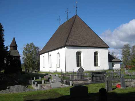 Figur 2. Kyrkogårdens äldsta del, nuvarande kvarter 2, närmast kyrkan och klockstapeln. Foto från sydost, Daniel Olsson, Länsmuseet Gävleborg 2014-09-12.