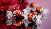 OM LINDT Allt började i ett litet konditori på Marktgasse i Gamla Stan i Zürich 1845 då far och son för första gången tillverkade chokladkakor i sitt lilla konditori Sprüngli & Son.