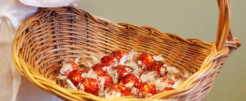 SMAKPROVER Så här ska Lindor-pralinerna presenteras för konsumenterna steg för steg ATT TÄNKA PÅ; Öppna alla chokladprover innan du ger dem till kund. Ge aldrig bort en oöppnad pralin.