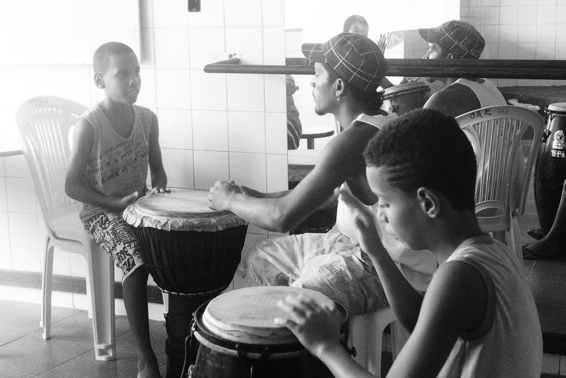 JULIA BRANDELIUS Dans, musik och teater som instrument för social utveckling Baixa das Quintas är ett av de mest utsatta områdena i staden Salvador i Bahia, Brasilien.