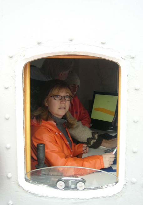 Fig 2. Anna Karlsson spanar ut över båtdäck. Anna är organismgruppsansvarig för marina evertebrater vid ArtDatabanken och projektledare för Svenska artprojektets marina inventering.