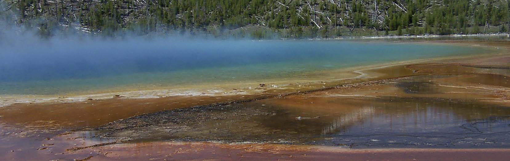 Grand Prismatic Spring i Yellowstone National Park, USA, är världens tredje största heta källa. De färgade områdena är grupper av mikroorganismer som lever i olika temperaturzoner.