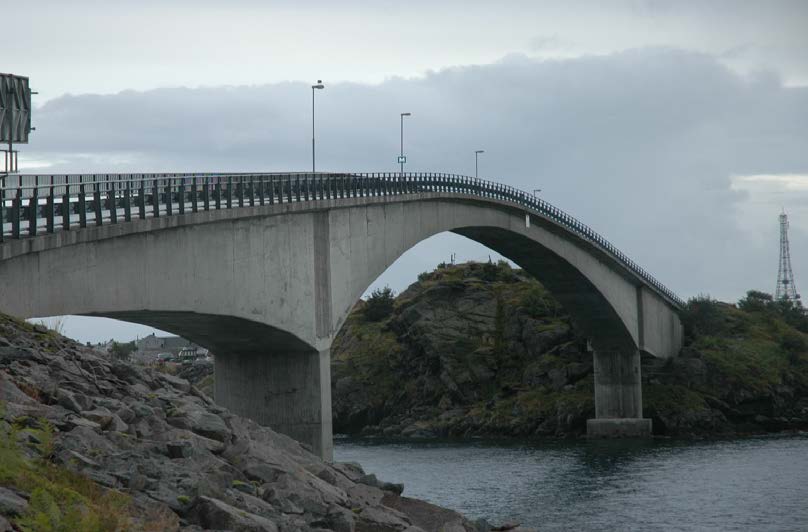 Förstärkning av förspänd bro med kompositmaterial Figur 1-1. Bron och ön Henningsvär i bakgrunden. Statens vegvesen (2012) 1.