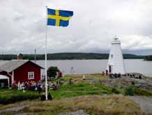 Stavik firade 150-årsdagen med pompa och ståt! Maria Elsby (Foto: Leif Elsby) Vänerfyren Stavik firade sin 150-årsdag med ömsom regn och ömsom solsken, men både flaggan och humöret var på topp.