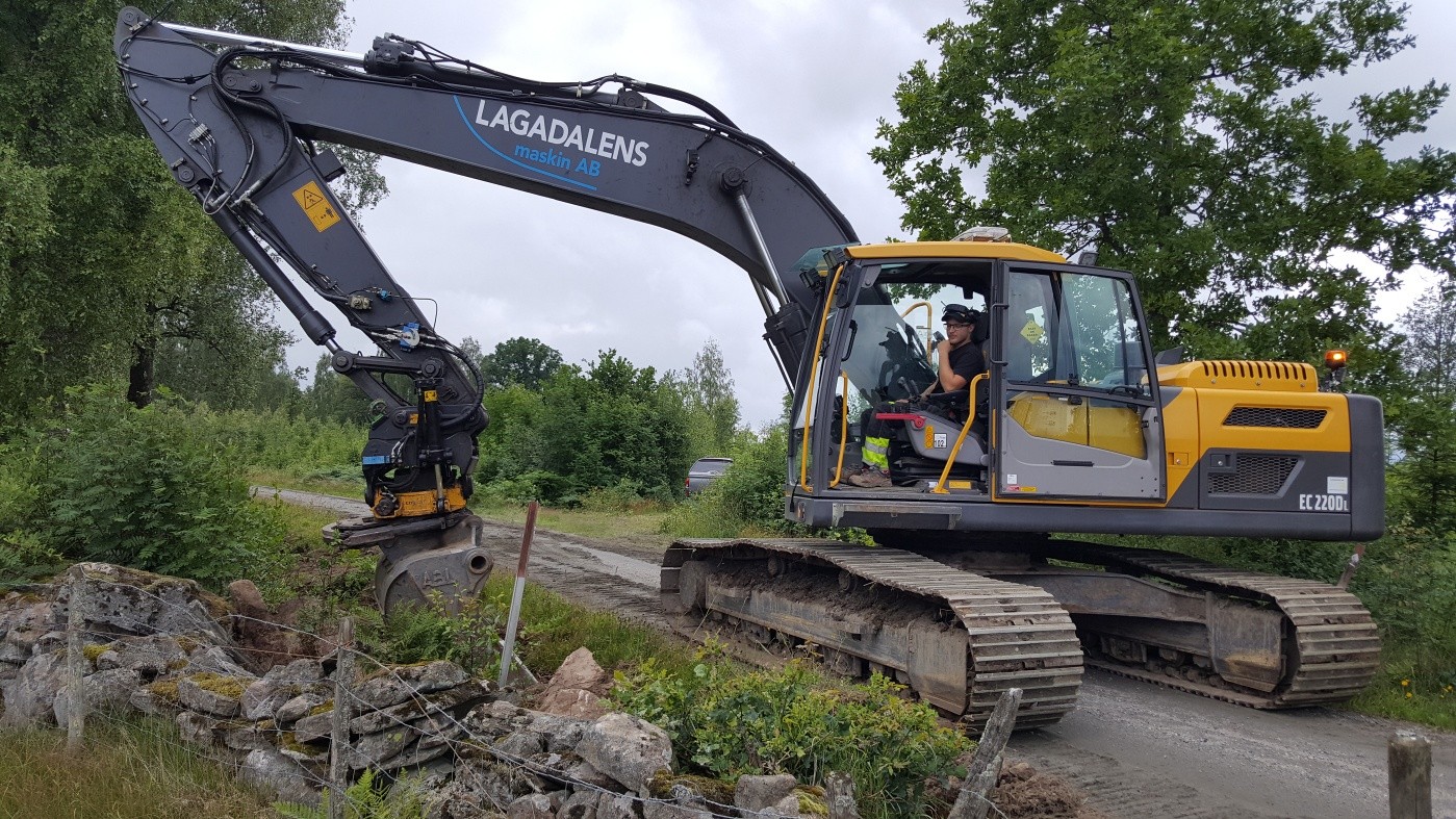 Grävning och blåsning av fiber Nu har nedgrävningen av fiberslang mjukstartat i Håringe och Perstorp med en maskin i varje område samt också påbörjats på Uddarna.