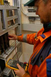 Mätning och mätinstrument! Instrument för direktmätning av strömmar i en strömtransformators sekundärkrets får inte ha elkopplare eller säkring.