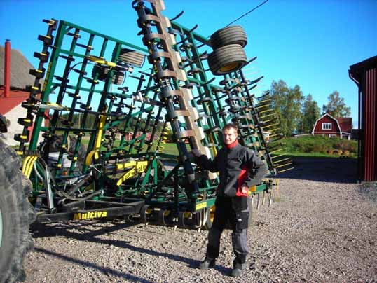 Användarerfarenheter TopLine Super "Harven lämnar ett fint ytskikte" På gårdarna i Ypäjä och i EgentligaFinland har kumpanerna Perho ett avtal med 50 procents växttäcke.