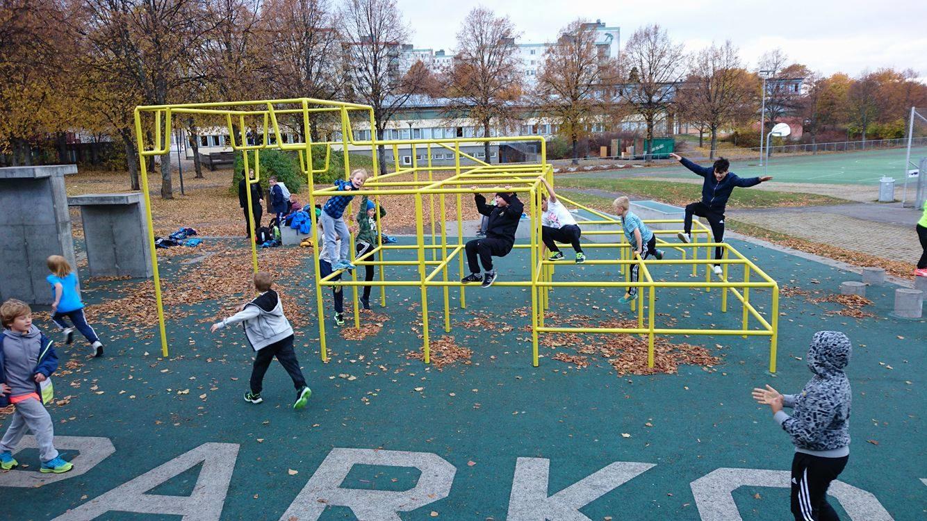 Under sommaren arrangerade vi träningar på Tensta parkourpark en gång/vecka med stort intresse bland ungdomarna från området.