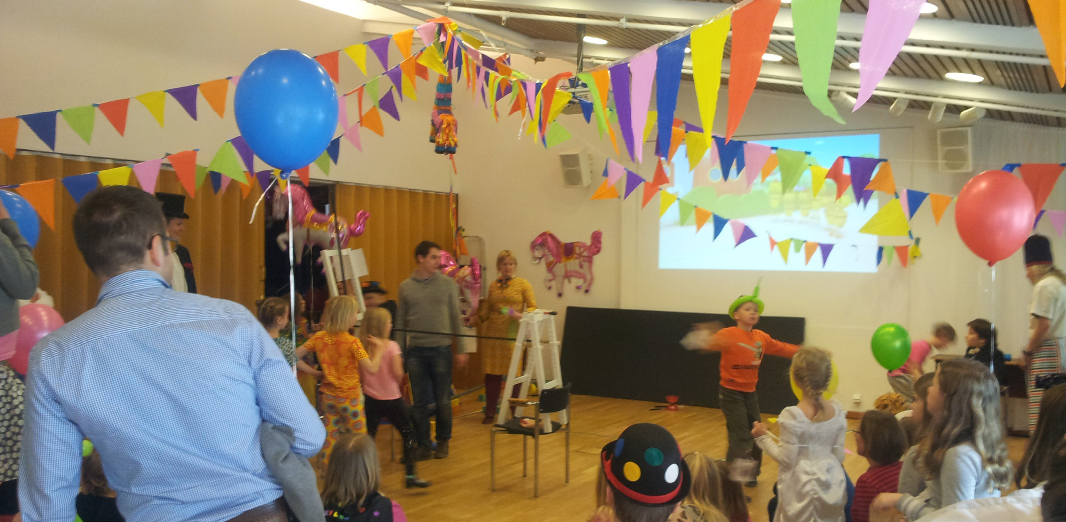 EVENEMANG Barnfesten I oktober satt Programutskottet (PU) och planerade temat för barnfesten. Vi fastnade för rymd och uppfinningar.
