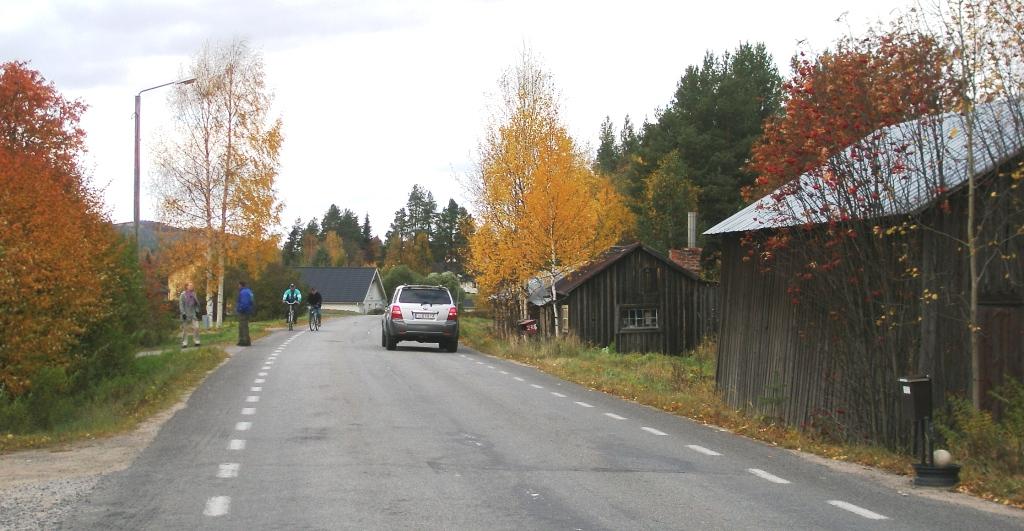 3. NUVARANDE MARKANVÄNDNING Många oskyddade trafikanter bor längs med väg 588 och nyttjar den dagligen.