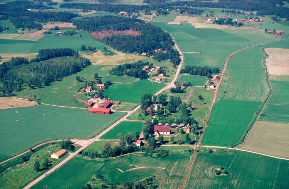 Frösunda socken Frösunda socken är en varierad bygd väster om den dalgång som under förhistorisk tid utgjorde Långhundraleden.